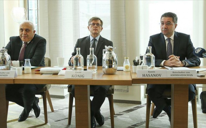   Die Botschafter Aserbaidschans und Armeniens nahmen an der Debatte teil  
