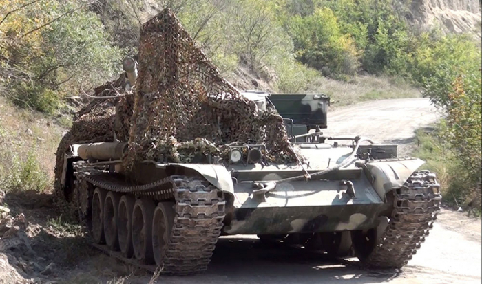   Militärische Ausrüstung, Munition von armenischen Truppen auf dem Schlachtfeld -   VIDEO    