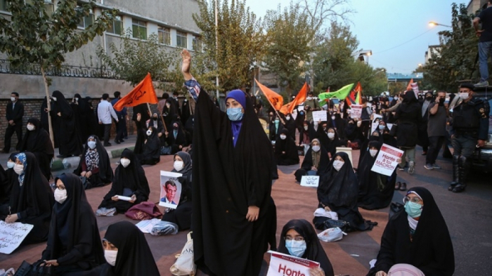 Tehranda Fransa səfirliyi qarşısında etiraz aksiyası
