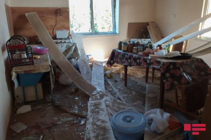  El enemigo dispara cohetes contra casas en Agdam -  FOTOS  