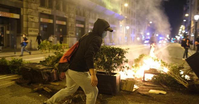 La noche de disturbios y saqueos en Barcelona deja 15 detenidos y decenas de heridos