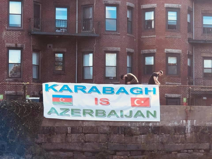  في بوسطن معلق ملصق "كاراباخ أذربيجان" - صورة