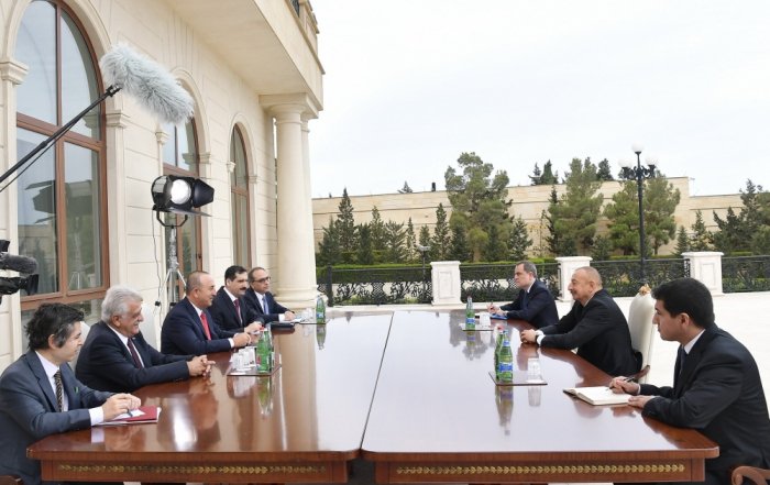   Presidente Ilham Aliyev recibe al canciller turco  