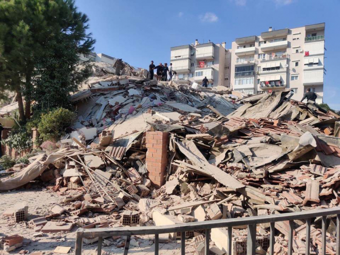    زلزال إزمير قتل أربعة أشخاص وجرح 120 آخرين  