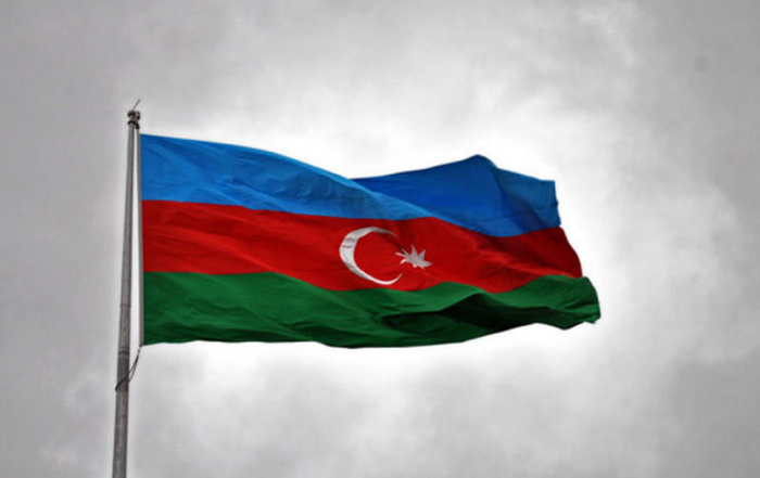  La bandera azerbaiyana izada sobre el puente Khudaferin  