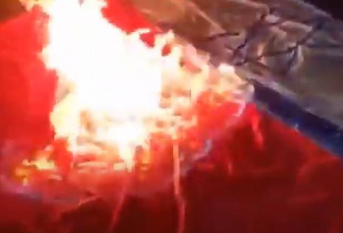   Armenier verbrennen israelische, aserbaidschanische und türkische Flaggen -   VIDEO    