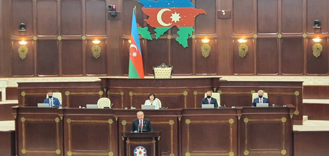  Mustafa Sentop prononce un discours au Parlement azerbaïdjanais 
