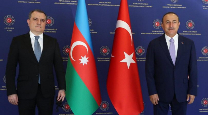   Jeyhun Bayramov und Cavuschoglu diskutieren die Situation in Berg-Karabach  