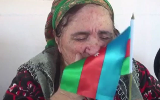  Erməni əsilli qadın Azərbaycan bayrağını öpdü -  VİDEO  