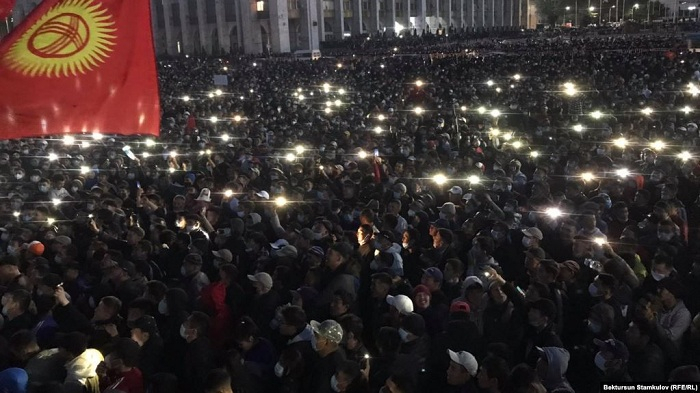  Qırğızıstanda kütləvi etirazlar:  Atambayev həbsdən azad edildi -  VİDEO  