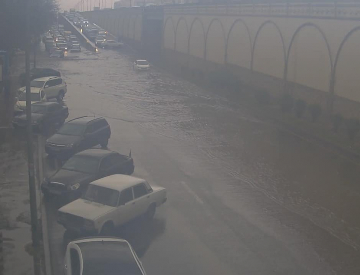 Yağış Bakı yollarında hərəkəti çətinləşdirdi -    FOTO   