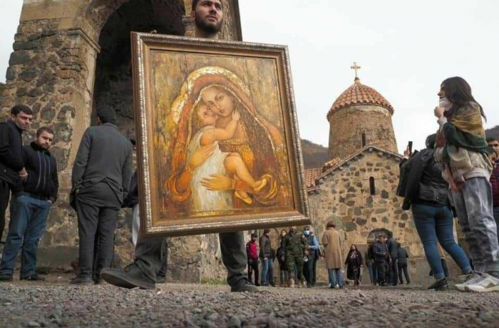  Des Arméniens démolissent le monastère de Khoudaveng à Kelbedjer - VIDEO