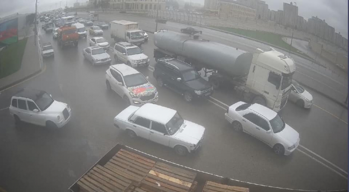 Bakıda yol qəzası sıxlığa səbəb oldu -    FOTO   