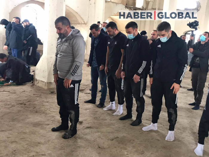  Futbolçular Ağdam məscidində namaz qıldı -   FOTO      