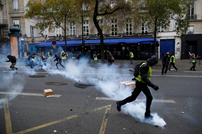  في فرنسا بدأت الاحتجاجات الجماهيرية 