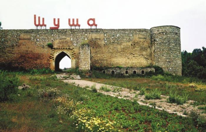   Le drapeau azerbaïdjanais flotte à Choucha  