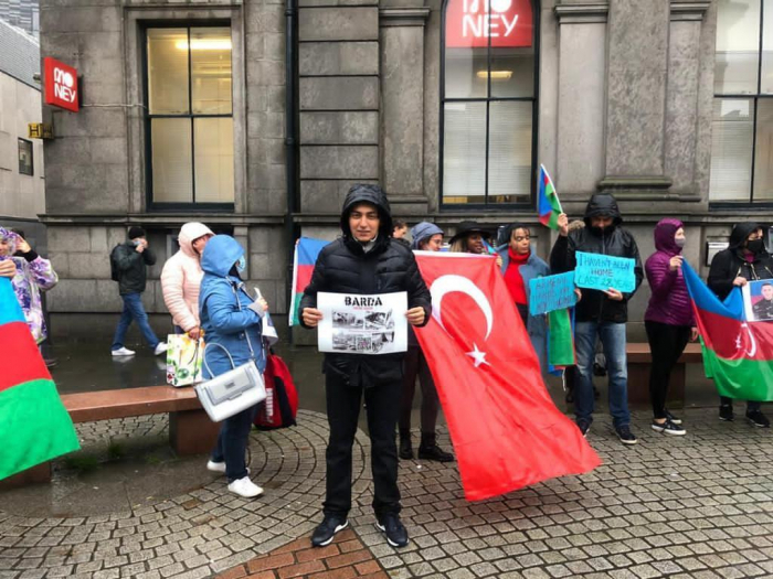   In Schottland lebende Aserbaidschaner versammelten sich aus Protest gegen den armenischen Terror  
