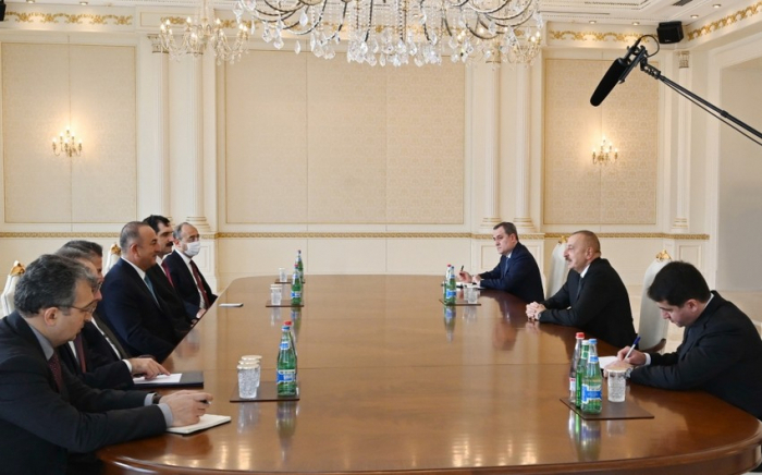  Präsident Ilham Aliyev empfängt eine Delegation unter der Leitung des türkischen Außenministers 