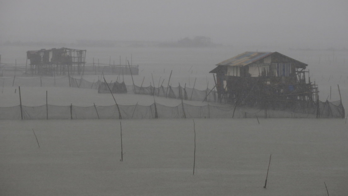 La tormenta tropical más fuerte del año toca tierra en Filipinas con vientos "catastróficos"