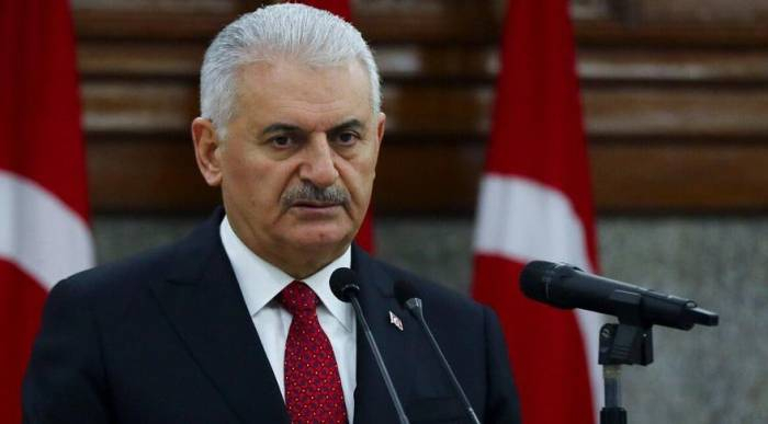  Ehemaliger türkischer Premierminister kommt in Baku an  