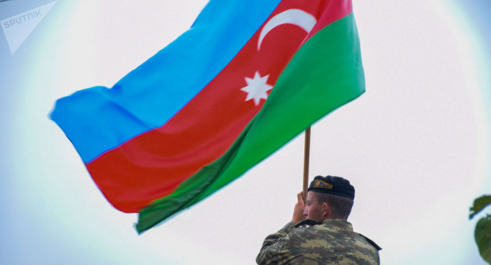   Aserbaidschanische Truppen konnten in Fuzuli kein unzerstörtes Gebäude finden, um eine Flagge darauf zu setzen  