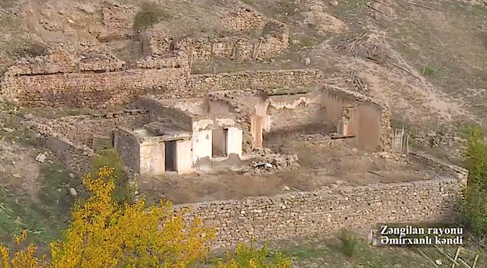  Videomaterial aus einem anderen aserbaidschanischen Dorf, das von der Besatzung befreit wurde  