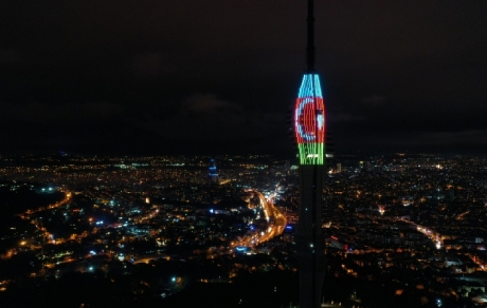   Dschamlija-Turm beleuchtet mit aserbaidschanischer Flagge   - FOTO    