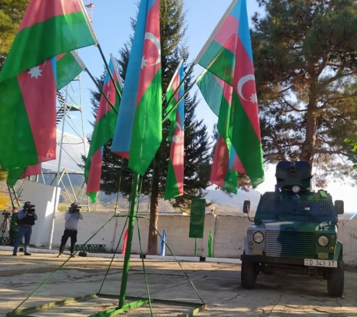  La bandera azerbaiyana es izada en los puestos fronterizos en Zangilan  