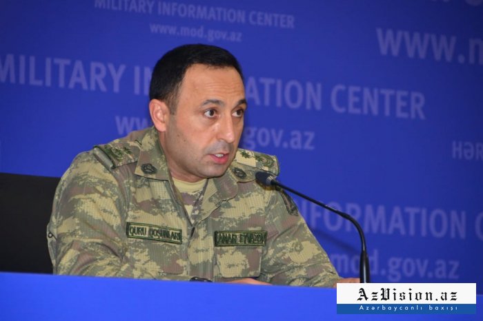   El soldado azerbaiyano avanza hacia el objetivo  
