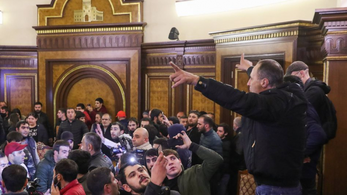   Demonstranten besetzen Regierungssitz in Armenien  