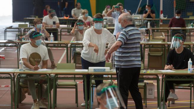 Las elecciones catalanas del 14-F se votarán en pabellones y separarán por filas a los vulnerables ante la Covid