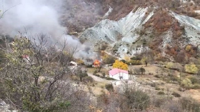   Los armenios prenden fuego a casas en Kalbajar -   VIDEO    