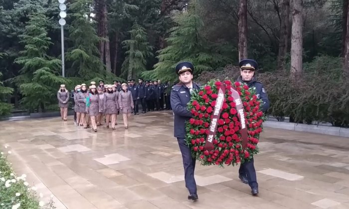 Los empleados de AZAL visitan la tumba de Heydar Aliyev -   VIDEO  
