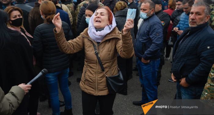   Los padres de los militares armenios realizan una acción de protesta  