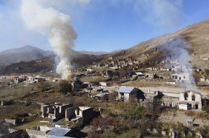   Los armenios incendian casas en Agdam -   VIDEO    