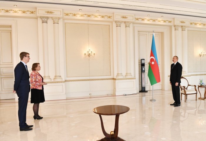  Ilham Aliyev recibe a la nueva embajadora de Holanda 