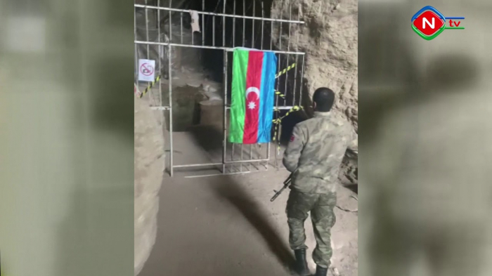   Aserbaidschanische Flagge hängt in der Asych-Höhle -   VIDEO    