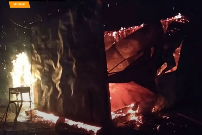  Los armenios prenden fuego a casas y tiendas en Aghdam -  VIDEO  