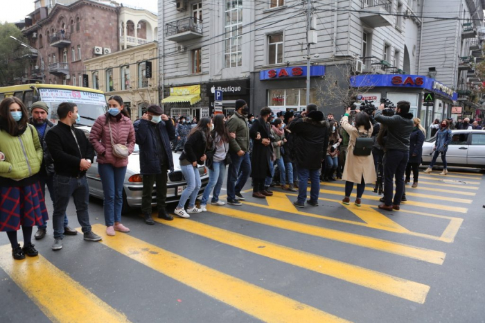  Protests in Armenia: Minibus runs into protesters who demand Pashinyan