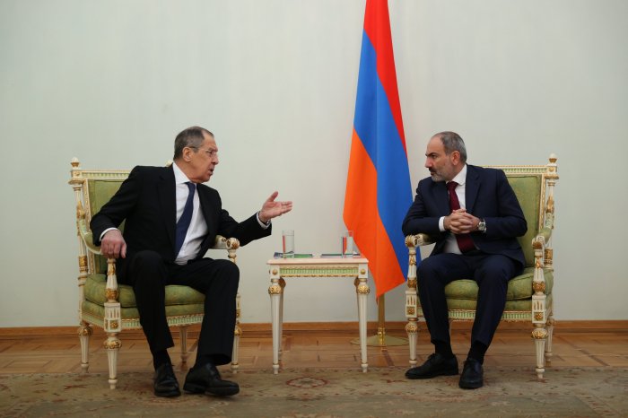   Lavrov y Pashinyan discuten sobre Karabaj  