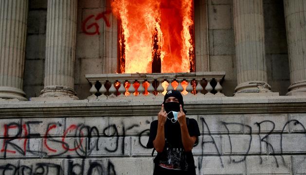 Cientos de manifestantes toman el Congreso de Guatemala y le prenden fuego