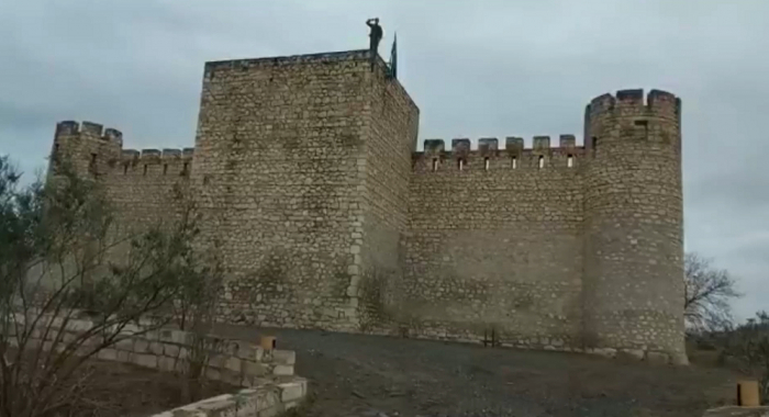   Bandera de Azerbaiyán en la fortaleza de Shahbulag 27 años después -   VIDEO    
