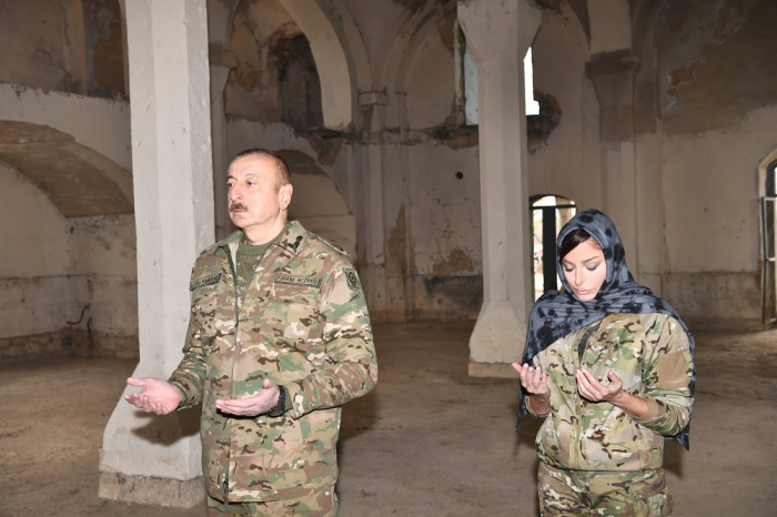  Le Président Ilham Aliyev et Mehriban Aliyeva dans la mosquée d