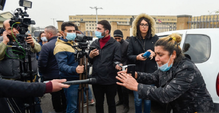   Los padres de los soldados armenios desaparecidos protestan frente al Ministerio de Defensa  