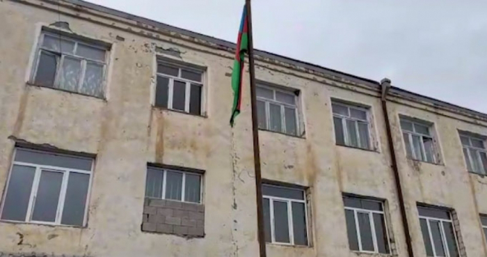  La bandera azerbaiyana se iza en la aldea de Gulabli de Agdam-  FOTO  