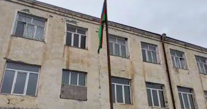  Aserbaidschanische Flagge in Gulabli Dorf von Agdam gehisst - FOTO  