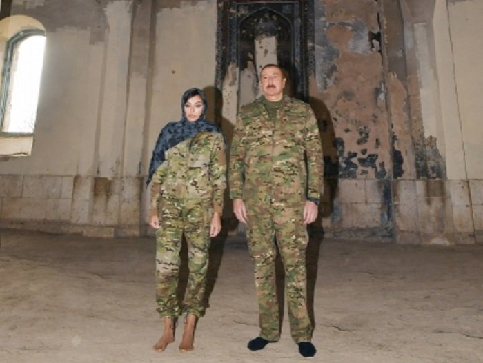 Presidente Ilham Aliyev y primera dama Mehriban Aliyeva en la mezquita de Agdam-  FOTO,VIDEO