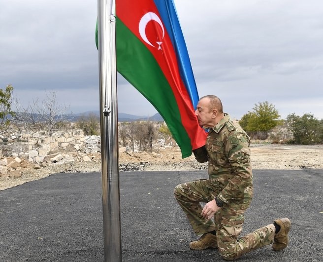  Presidente Ilham Aliyev alza la bandera azerbaiyana en Agdam-  FOTOS  