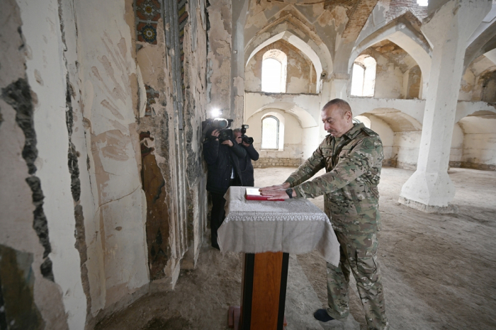   Präsident Aliyev stellte den Heiligen Koran vor, den er aus Mekka in die Agdam-Moschee gebracht hatte  