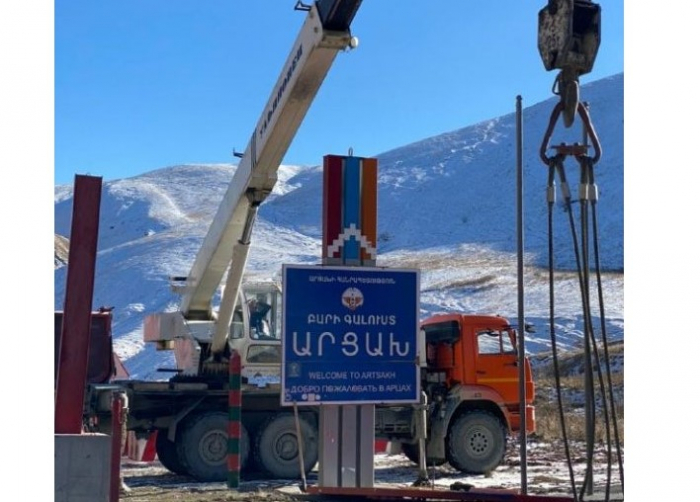  Des Arméniens démolissent la plaque «Bienvenue en Artsakh»